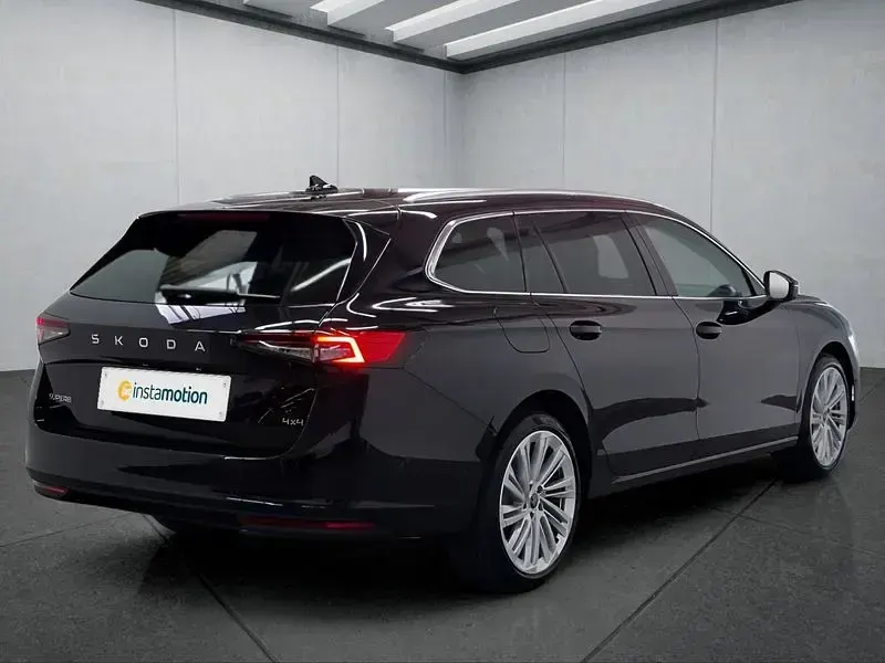 Neu Skoda Superb 193 PS (141 kW) 2026 Schwarz Kombi
