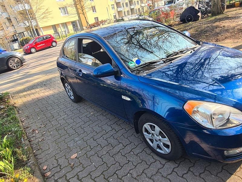 Gebraucht Hyundai Accent 97 PS (71 kW) 2007 Blau Kleinwagen