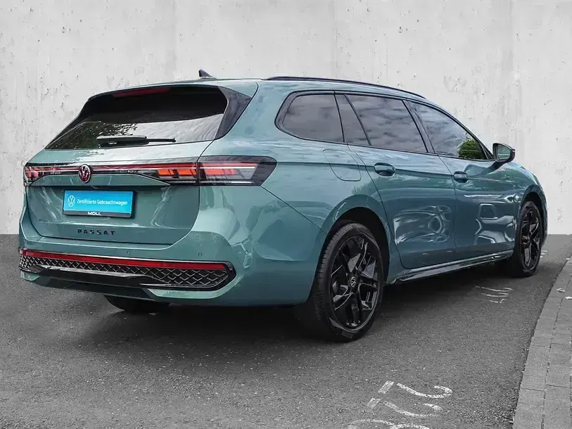 Gebraucht VW Passat R-line 177 PS (130 kW) 2025 Grün Kombi