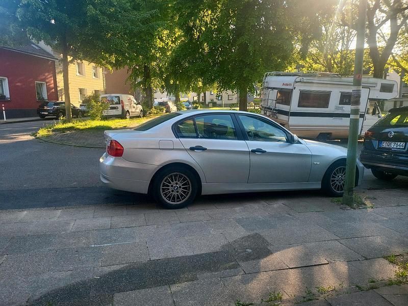 Grau Gebraucht 2005 BMW 320 Limousine | 2.500 € (Guter Preis) - Bild 1/4