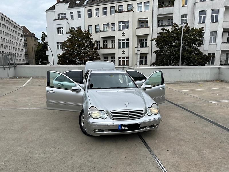 Silber Gebraucht 2001 Mercedes C220 Elegance Limousine | 2.200 € - Bild 1/4