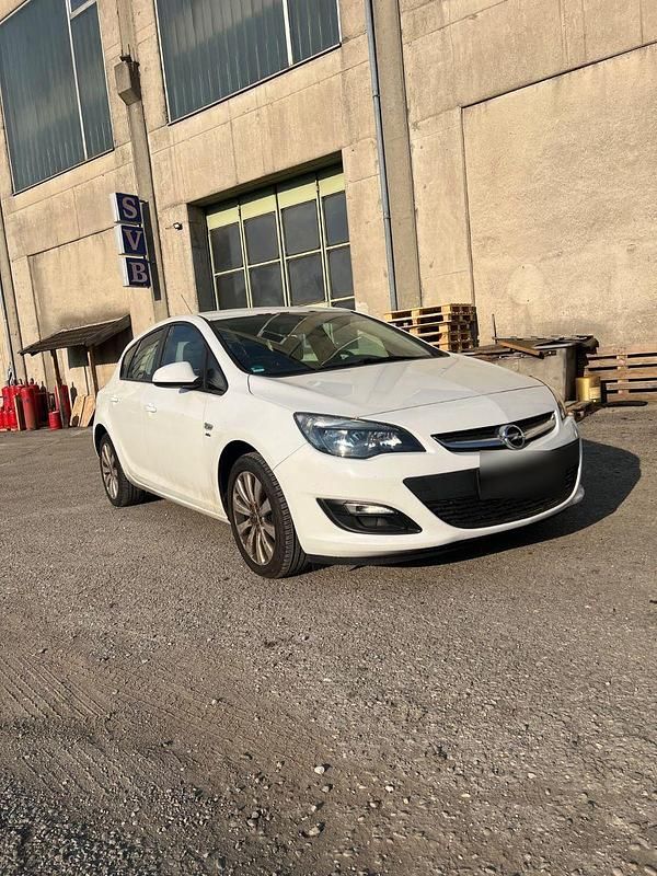 Gebraucht Opel Astra Active 101 PS (74 kW) 2013 Weiß Kleinwagen