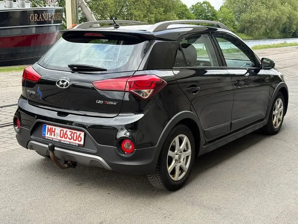 Gebraucht Hyundai i20 Active 120 PS (88 kW) 2016 Schwarz Limousine