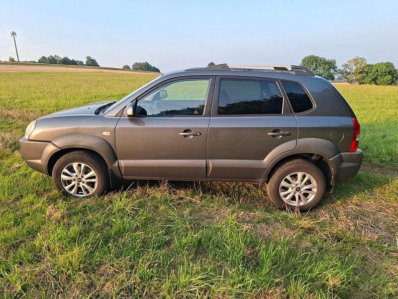 Grau Gebraucht 2009 Hyundai Tucson GLS SUV | 5.199 € (Fairer Preis) - Bild 1/4