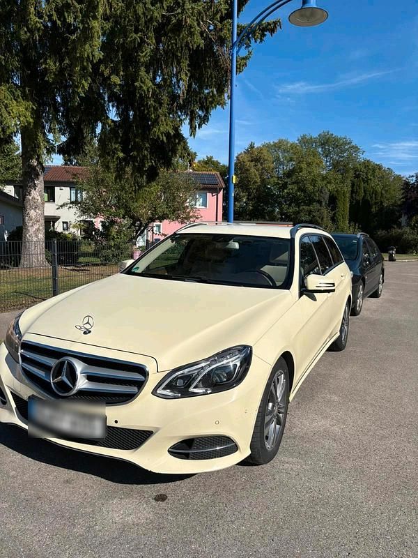 Schwarz Gebraucht 2016 Mercedes E200 Kombi | 11.800 € - Bild 1/4