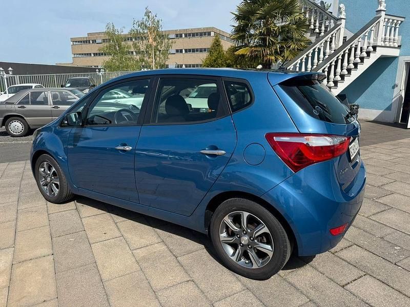 Gebraucht Hyundai ix20 125 PS (91 kW) 2016 Blau Kleinwagen