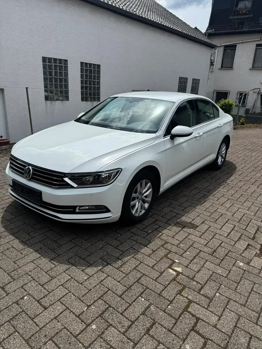 Gebraucht VW Passat Comfortline 150 PS (110 kW) 2018 Weiß Limousine