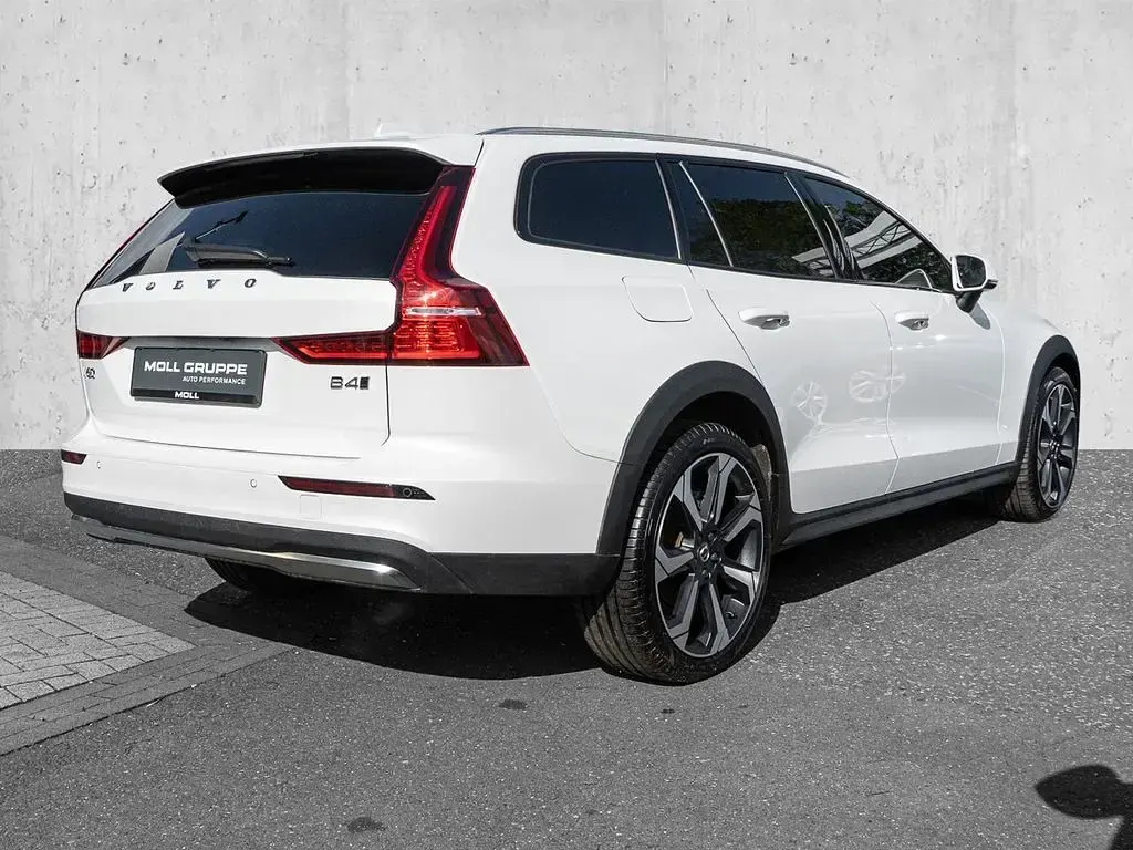 Gebraucht Volvo V60 CC Plus 197 PS (144 kW) 2024 Crystal white pearl / metallic Kombi