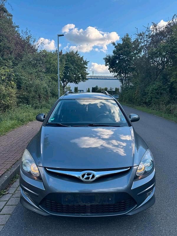 Grau Gebraucht 2005 Hyundai i30 Kombi | 1.900 € - Bild 1/4