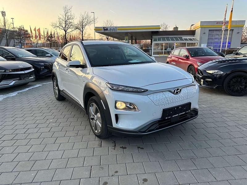 Gebraucht Hyundai Kona Advantage 100 kW (136 PS) 2020 Chalk white / met SUV