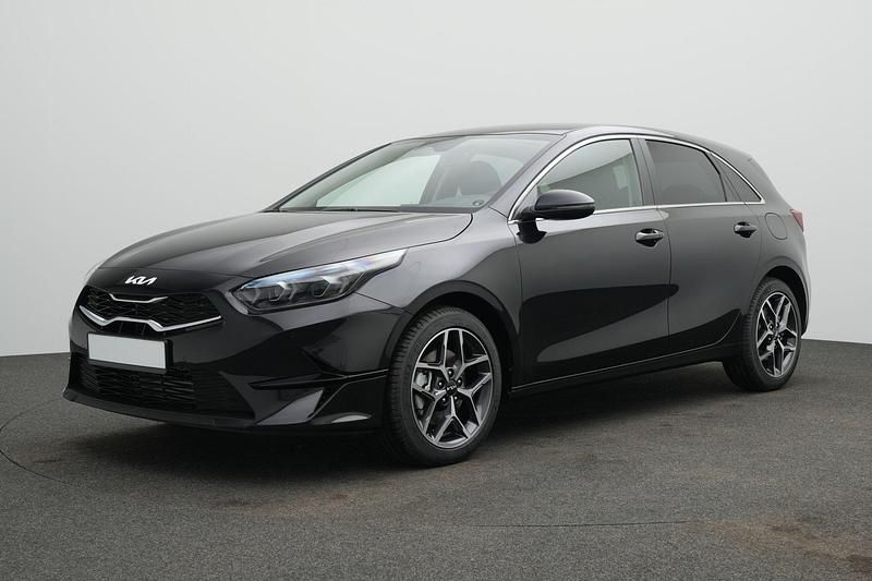 Gebraucht Kia Ceed 140 PS (102 kW) 2025 Zilinaschwarz metall Kleinwagen