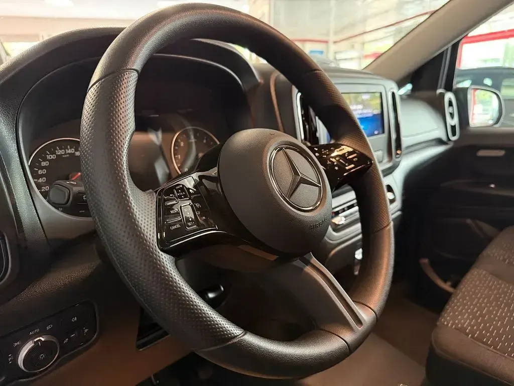 Gebraucht Mercedes Vito 163 PS (119 kW) 2025 Schwarz Van