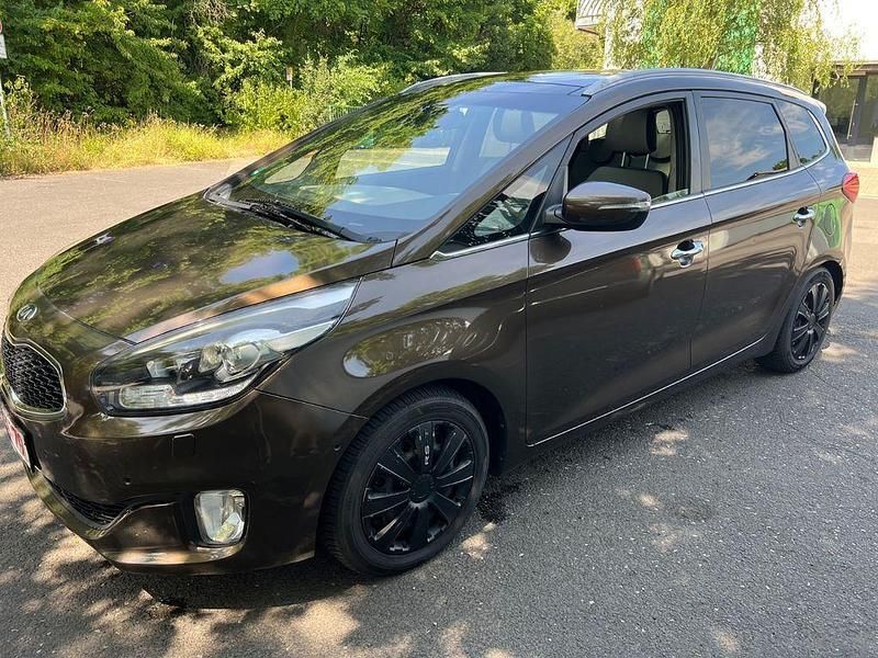 Braun Gebraucht 2013 Kia Carens 2 Van / Kleinbus | 7.490 € (Fairer Preis) - Bild 1/4