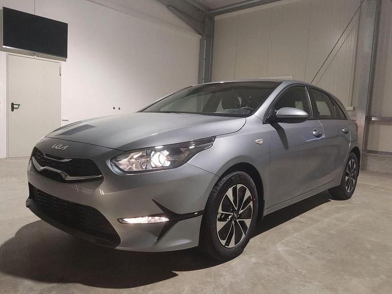 Neu Kia Ceed 101 PS (74 kW) 2026 Grau Kleinwagen