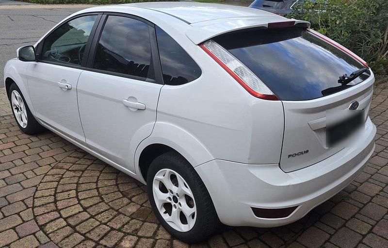 Gebraucht Ford Focus Trend 101 PS (74 kW) 2010 Weiß Limousine