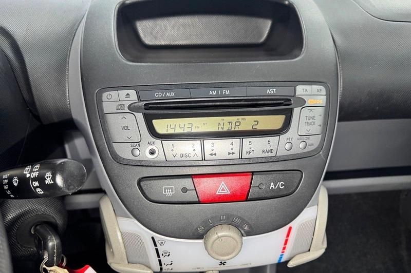 Gebraucht Toyota Aygo Cool 69 PS (50 kW) 2009 Rot Kleinwagen