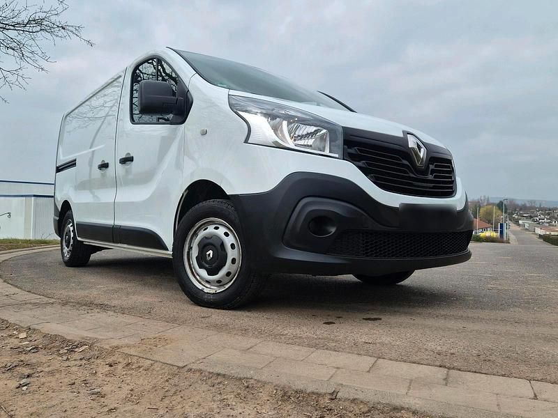 Gebraucht Renault Trafic 95 PS (69 kW) 2017 Weiß Van / Kleinbus