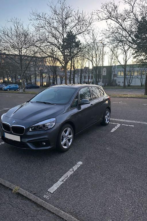 Grau Gebraucht 2017 BMW 218 Active Tourer Van / Kleinbus | 13.999 € (Guter Preis) - Bild 1/4