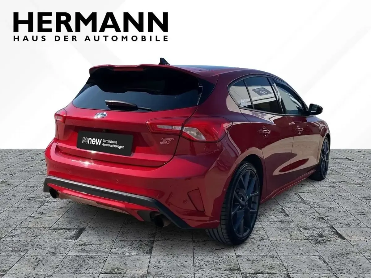 Używany Ford Focus 280 KM (205 kW) 2022 Czerwony Sedan/Limuzyna