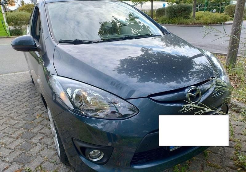 Grau Gebraucht 2009 Mazda 2 Dynamic Limousine | 3.990 € (Guter Preis) - Bild 1/4