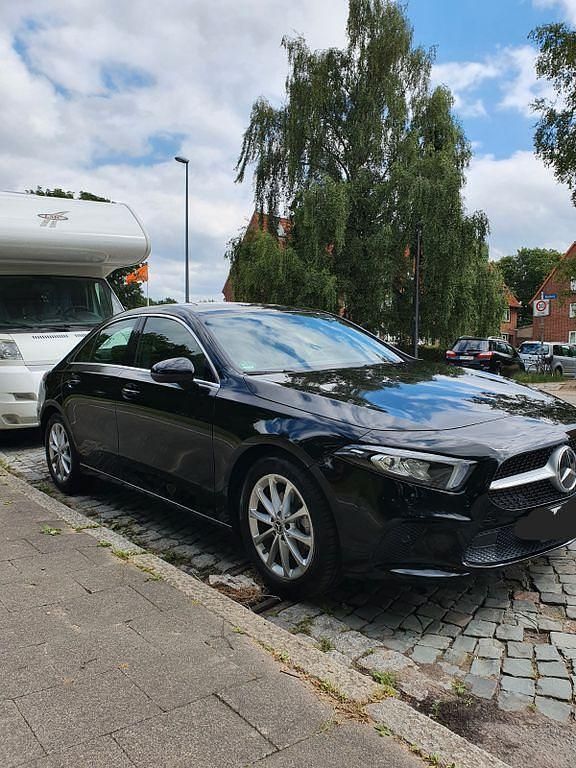 Gebraucht Mercedes A180 116 PS (85 kW) 2020 Schwarz Limousine