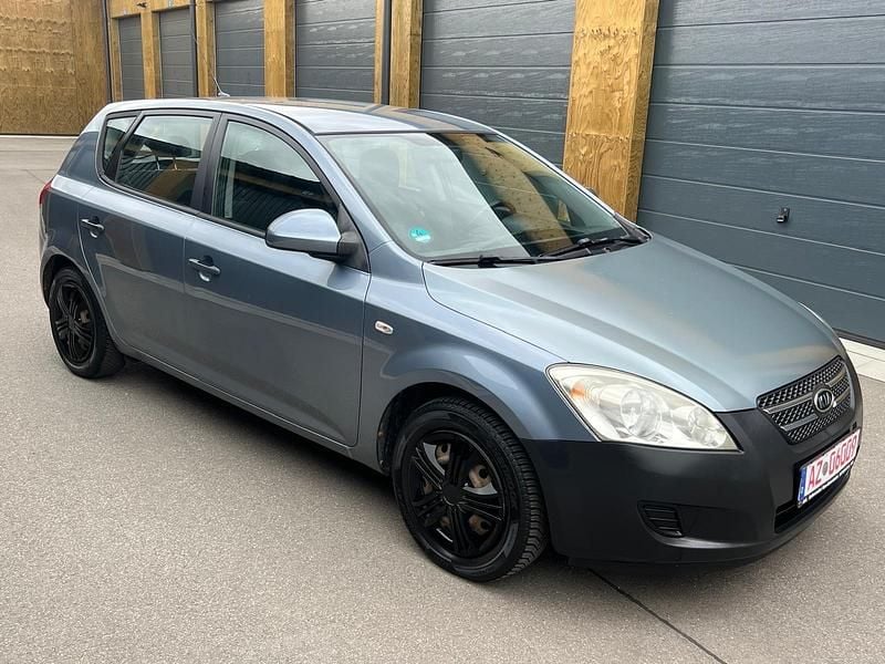 Grau Gebraucht 2009 Kia Ceed 2 Limousine | 2.799 € (Guter Preis) - Bild 1/4