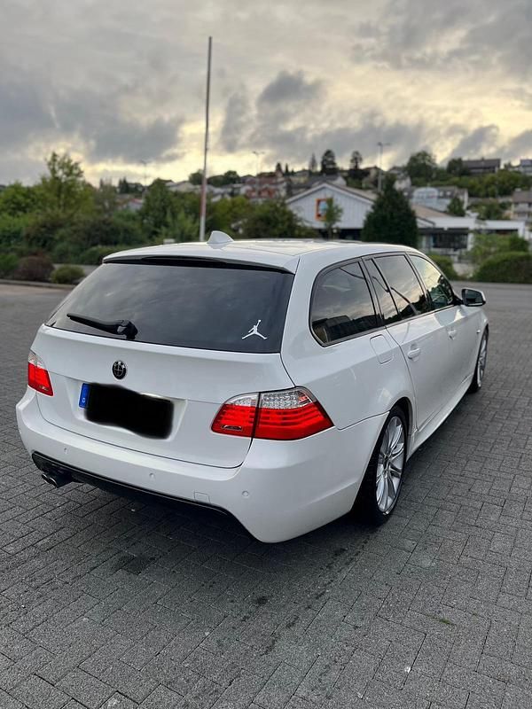 Weiß Gebraucht 2010 BMW 530 M Sport Kombi | 8.100 € - Bild 1/4