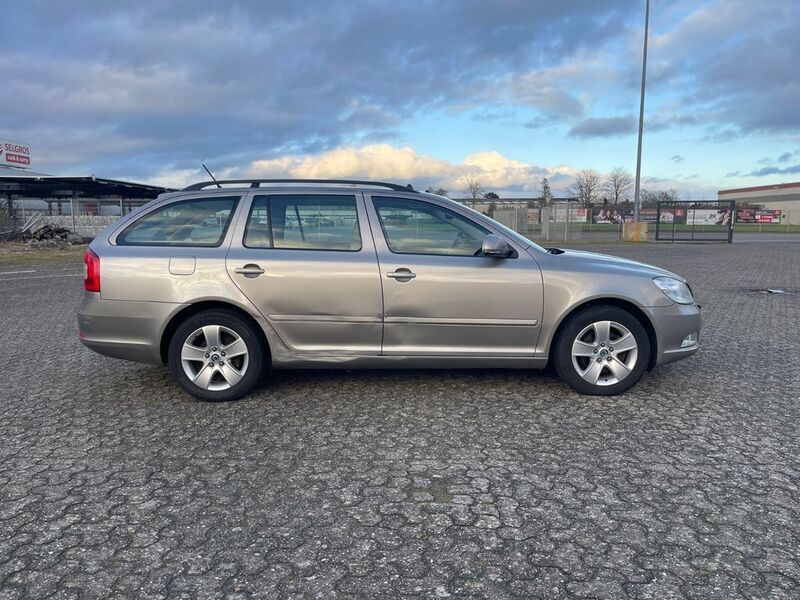 Gebraucht Skoda Octavia Elegance 160 PS (117 kW) 2011 Braun Kombi