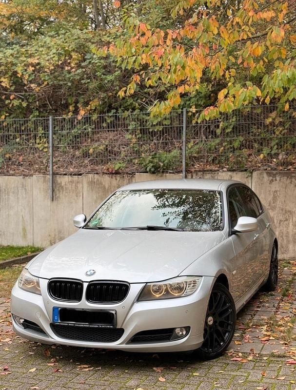 Gebraucht BMW 318 143 PS (105 kW) 2010 Silber Limousine