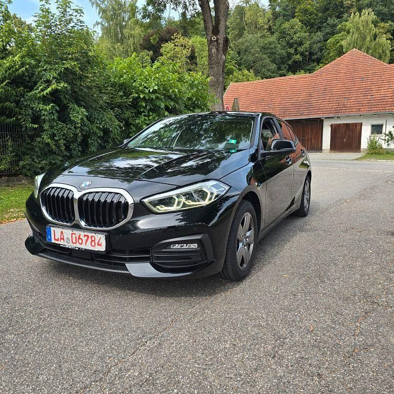 Schwarz Gebraucht 2021 BMW 118 Advantage Kleinwagen | 15.999 € (Fairer Preis) - Bild 1/4