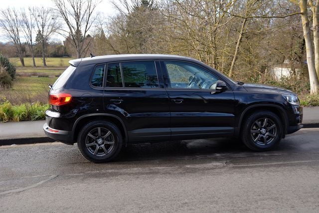Gebraucht VW Tiguan Trendline 122 PS (89 kW) 2014 Schwarz metallic SUV