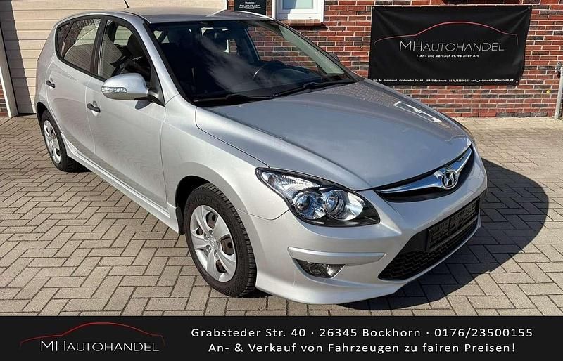 Silber Gebraucht 2012 Hyundai i30 Kleinwagen | 5.490 € (Fairer Preis) - Bild 1/4