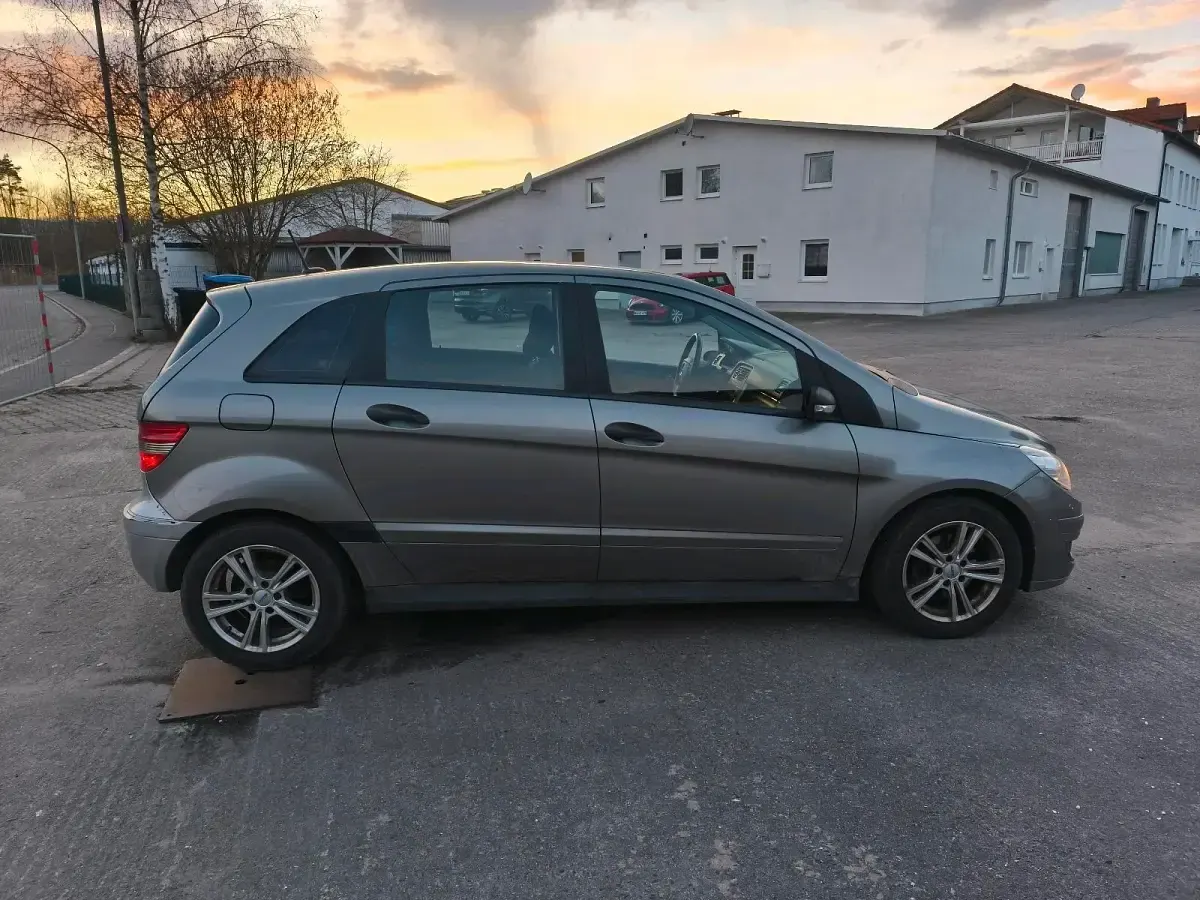 Gebraucht Mercedes B180 109 PS (80 kW) 2007 Gold Van / Kleinbus