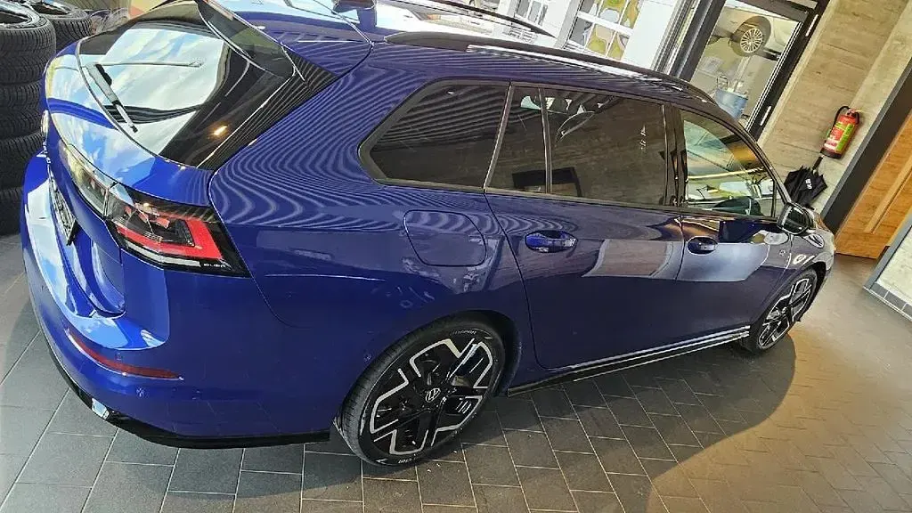 Neu VW Golf VIII R-line 150 PS (110 kW) 2026 Lapiz blue metallic Kombi