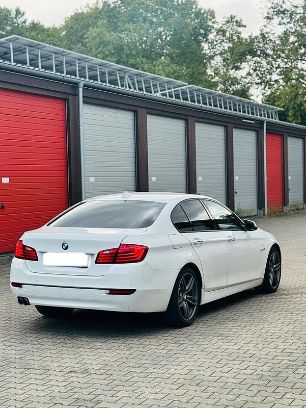 Weiß Gebraucht 2015 BMW 530 Comfort Edition Limousine | 15.500 € (Superpreis) - Bild 1/4