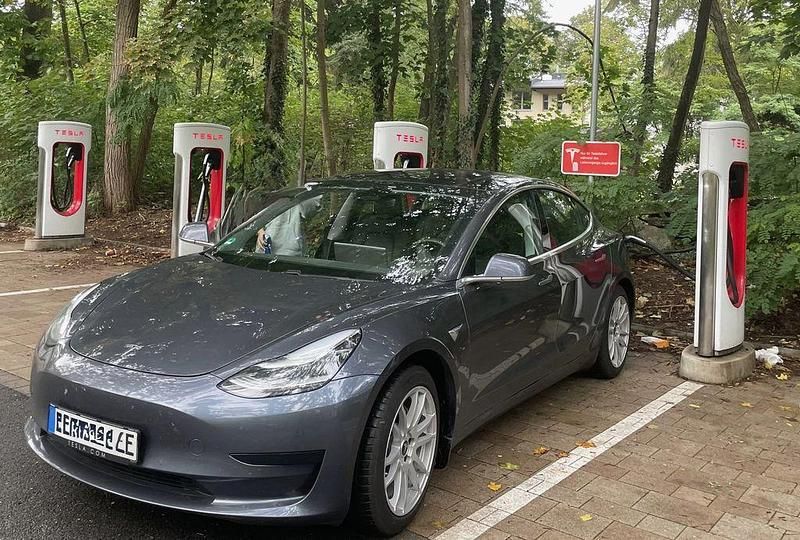 Grau Gebraucht 2020 Tesla Model 3 Standard Range Plus Limousine | 21.500 € (Guter Preis) - Bild 1/4