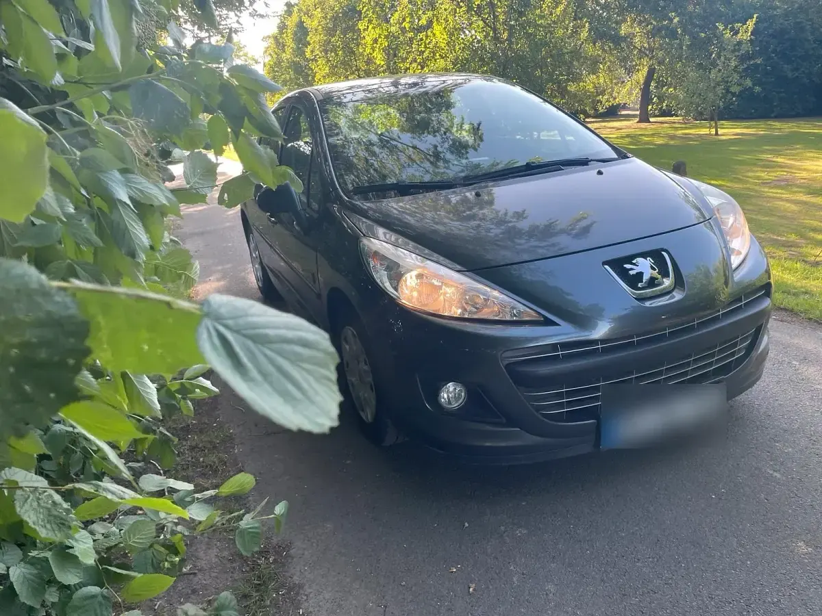 Gebraucht Peugeot 207 74 PS (54 kW) 2012 Grau Limousine
