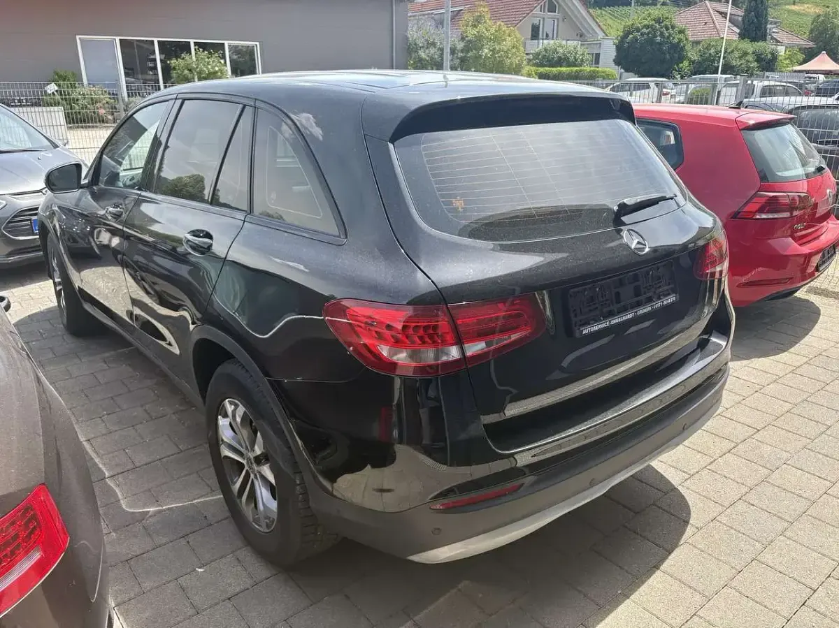 Gebraucht Mercedes GLC250 211 PS (155 kW) 2018 Ung. schwarz  unilack SUV