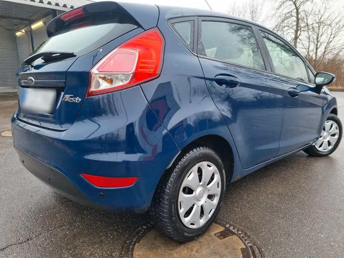 Gebraucht Ford Fiesta Trend 75 PS (55 kW) 2012 Blau Kleinwagen