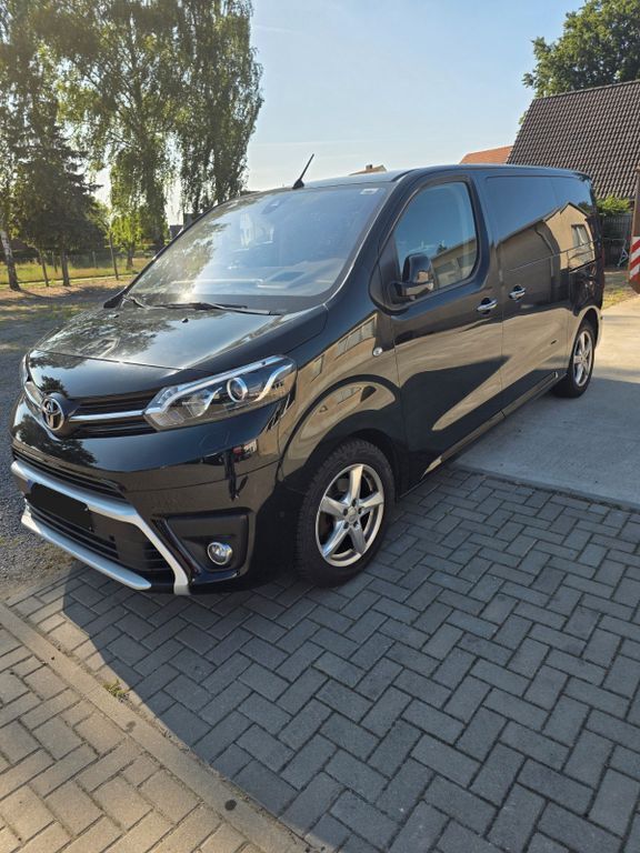 Schwarz Gebraucht 2018 Toyota Proace Verso Executive Kombi | 32.600 € (Teuer) - Bild 1/4