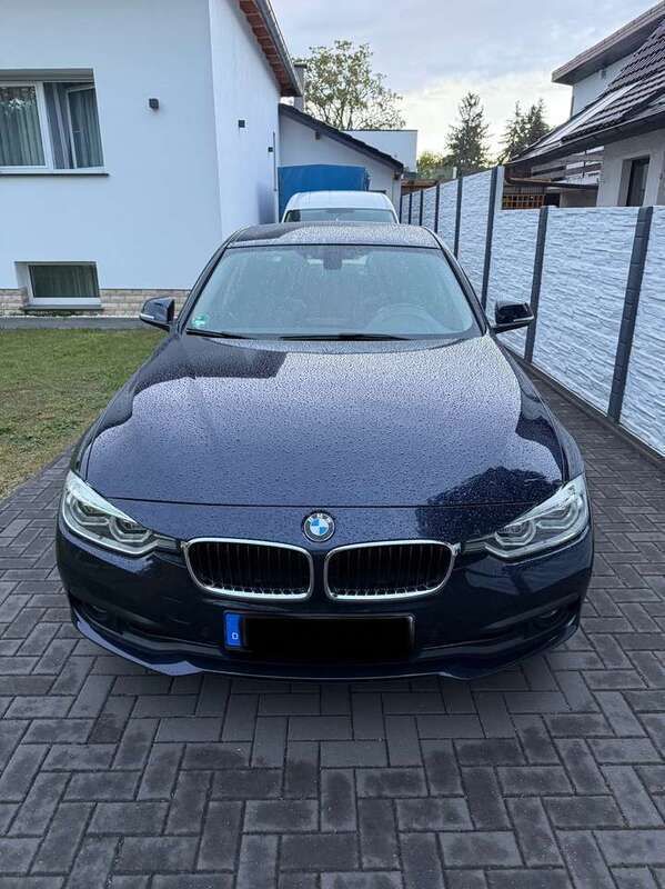 Blau Gebraucht 2015 BMW 320 Advantage Limousine | 16.500 € (Teuer) - Bild 1/4