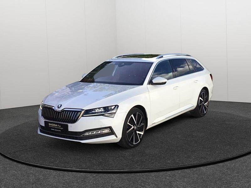 Weiss Gebraucht 2021 Skoda Superb LAURIN & KLEMENT Kombi | 29.922 € (Teuer) - Bild 1/4