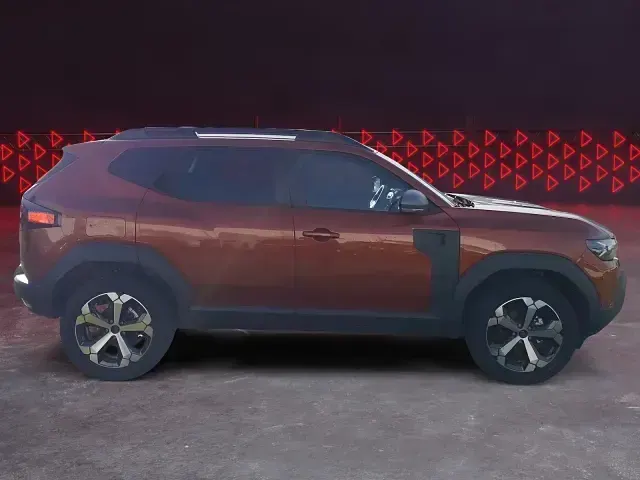 Neu Dacia Duster Journey 131 PS (96 kW) 2025 Terracottabraun SUV