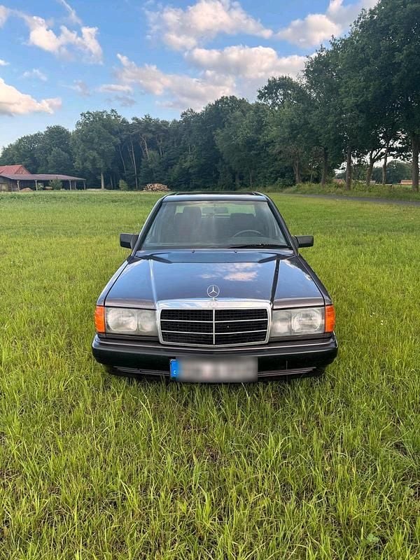 Braun Gebraucht 1992 Mercedes 190 Limousine | 3.900 € - Bild 1/4
