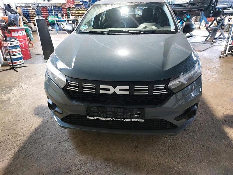 Grau Gebraucht 2024 Dacia Sandero Limousine | 12.950 € (Guter Preis) - Bild 1/4