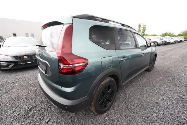 Oxidgrün metallic oxidgrün metallic Gebraucht 2024 Dacia Jogger Extreme Kombi | 28.156 € (Etwas zu teuer) - Bild 1/4