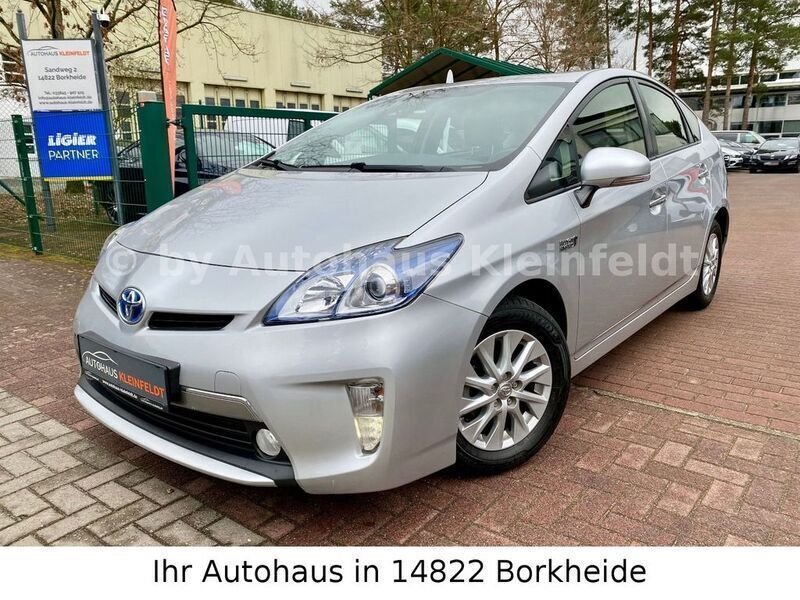 Silber Gebraucht 2015 Toyota Prius Plug-in Hybrid Comfort Kleinwagen | 12.490 € - Bild 1/4