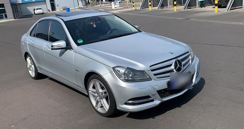 Silber Gebraucht 2011 Mercedes C300 Limousine | 9.999 € (Etwas zu teuer) - Bild 1/4