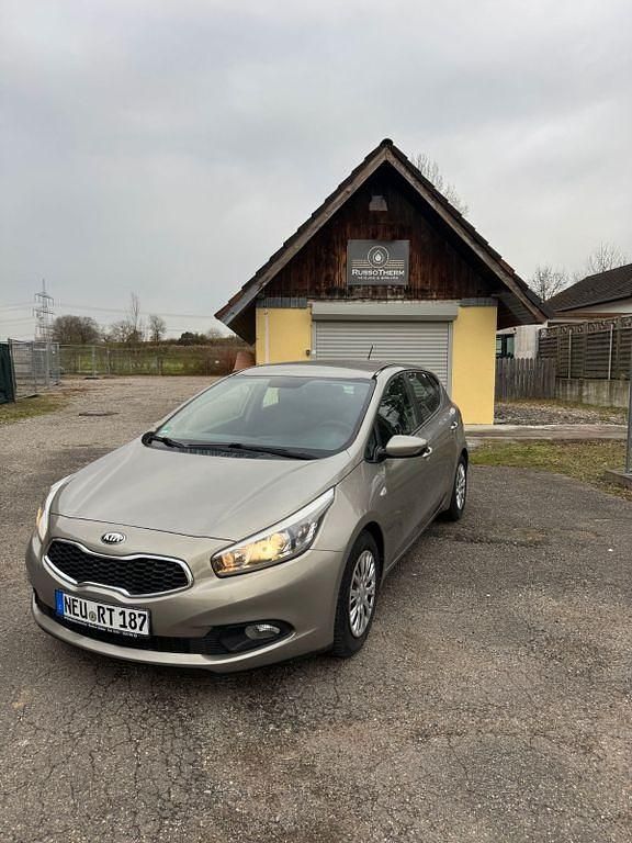 Gebraucht Kia Ceed Spirit 99 PS (72 kW) 2012 Beige Kleinwagen