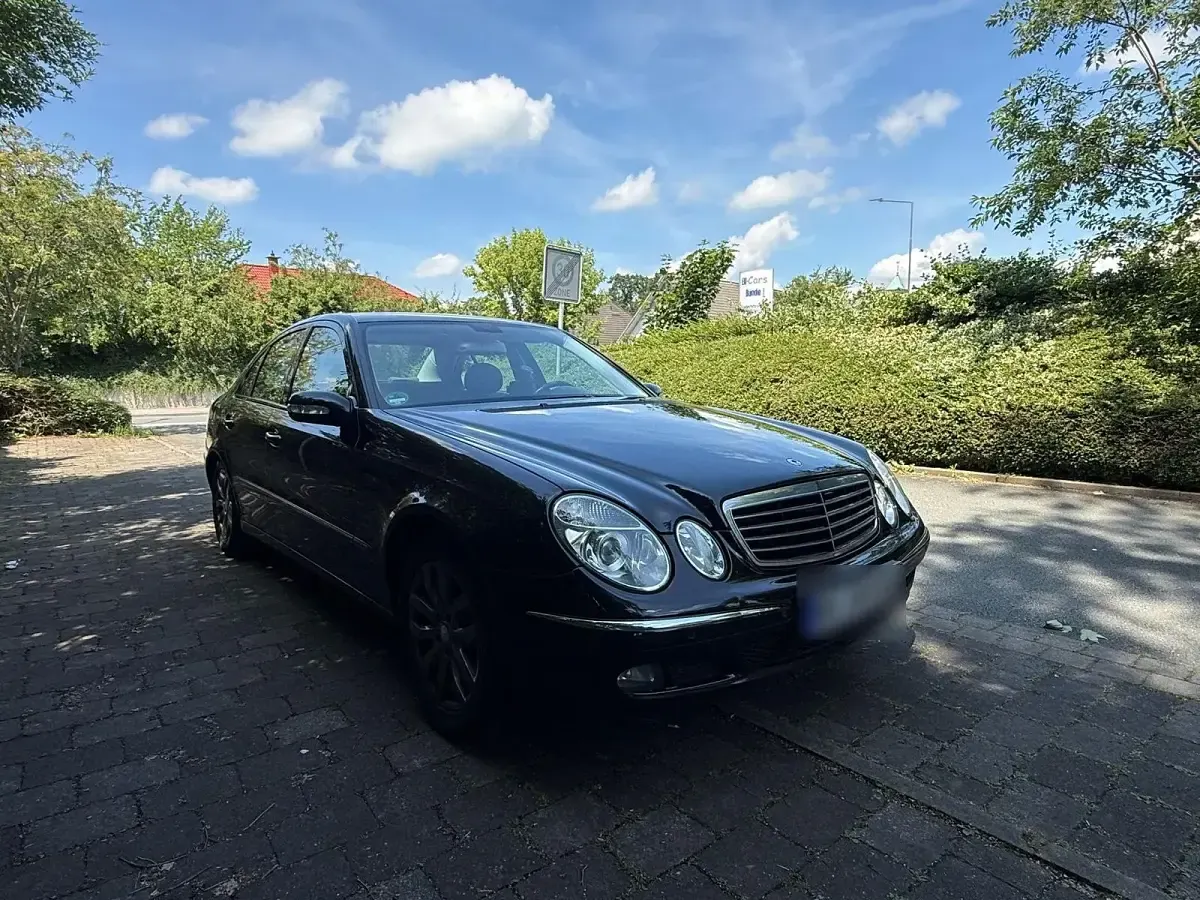 Gebraucht Mercedes E240 176 PS (129 kW) 2005 Schwarz Limousine